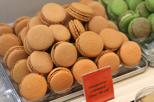 caramel macarons
