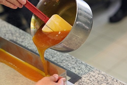 pouring pate de fruit
