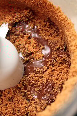 grinding homemade nutella