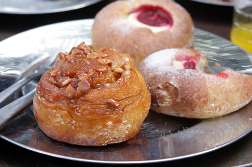 macadamia nut sticky buns
