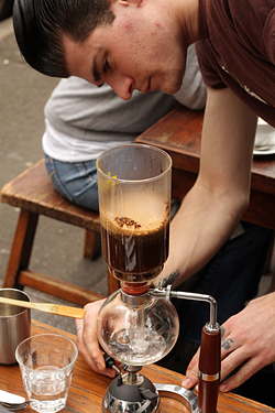 making siphon coffee