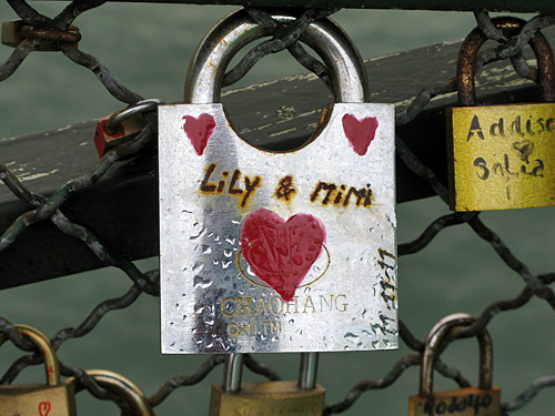 lily and mimi - Pont des Arts, Paris
