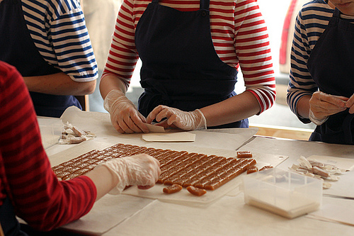 wrapping caramels in stockholm at Pรคrlans Confectionary/Konfektyr