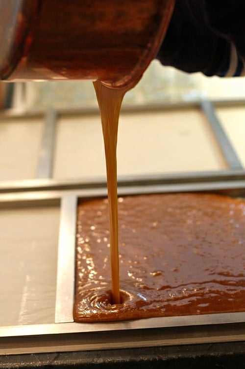 pouring caramel at Pรคrlans Confectionary/Konfektyr