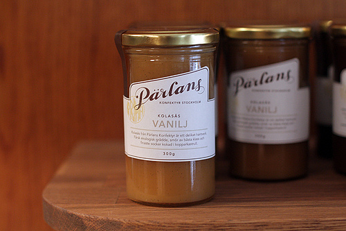 Vanilla caramel sauce at Pรคrlans Confectionary/Konfektyr