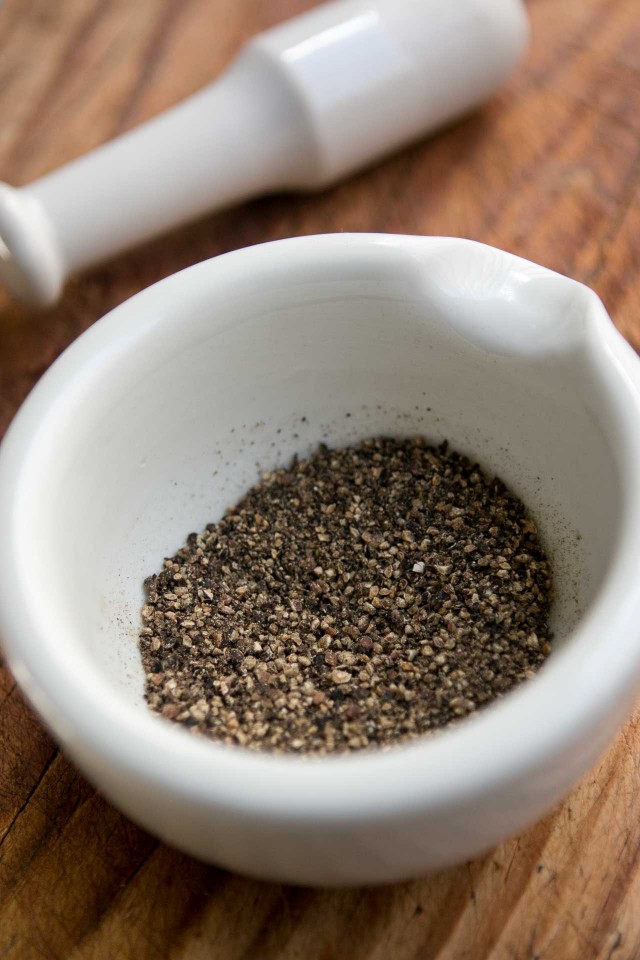 Black pepper for Spaghetti pie