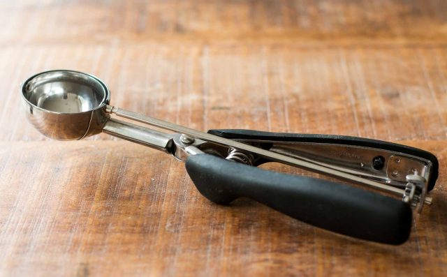 oxo spring loaded ice cream scoop