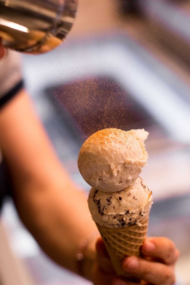 Cinnamon and coconut ice cream at Le Newyorkina ice cream