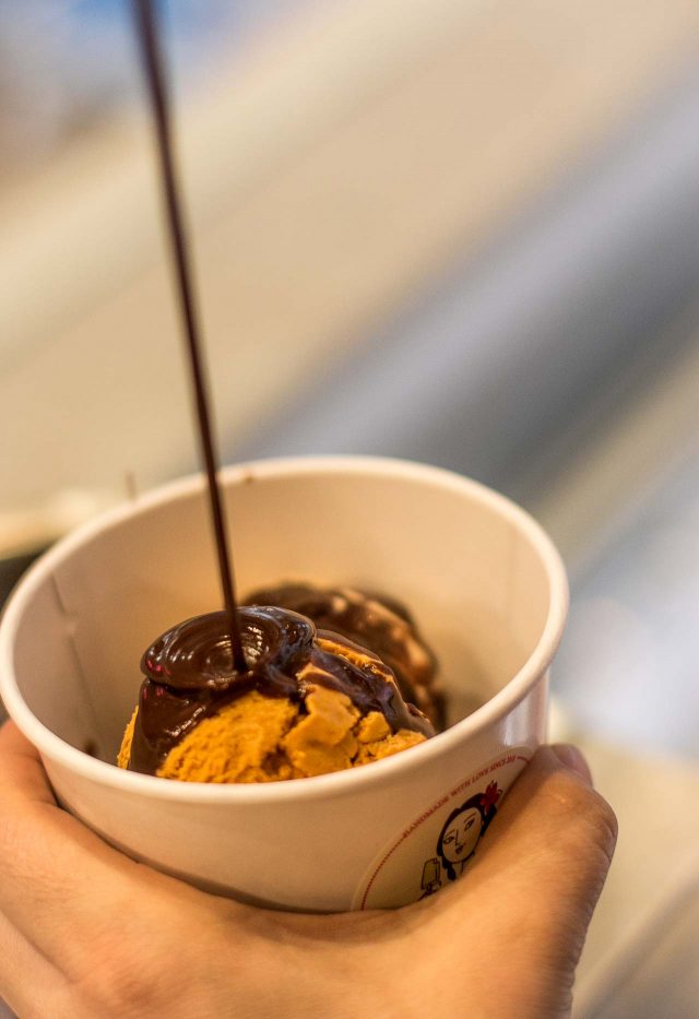 Mole ice cream with chocolate sauce at Le Newyorkina ice cream 